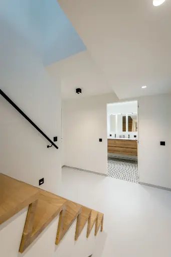 Zwevende Trap in Minimalistisch Interieur