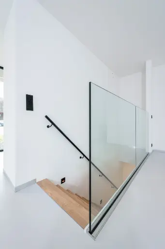 Zwevende Trap in Minimalistisch Interieur
