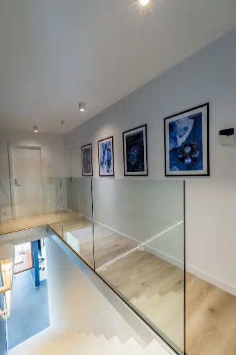 Zwevende Witte Trap met Glas