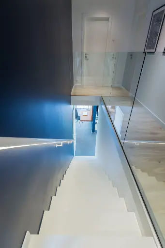 Zwevende Witte Trap met Glas