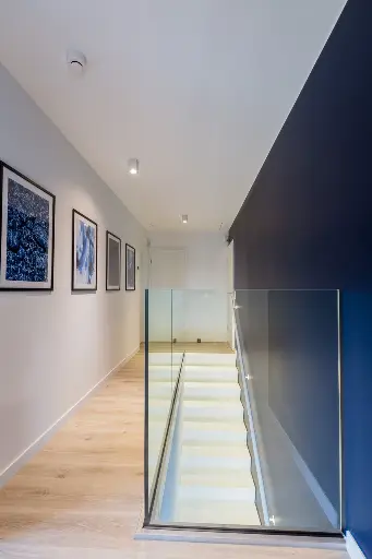 Zwevende Witte Trap met Glas