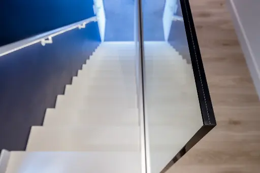 Zwevende Witte Trap met Glas