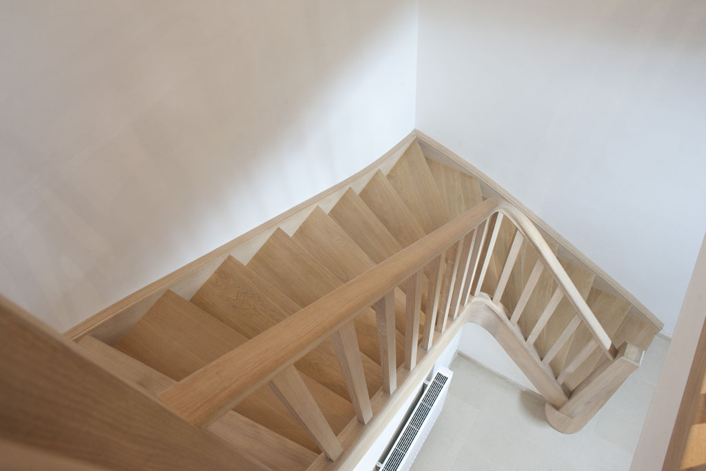 Klassieke gesloten eiken kwardraaitrap