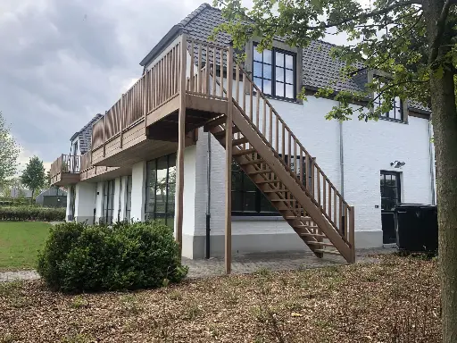 Buitentrap naar Overdekt Terras