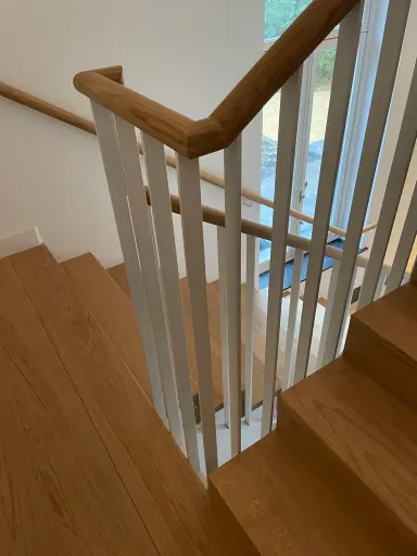 Trap in Warme Eik met Witte Spijlen