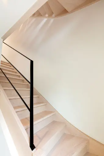 Moderne Trap in Beukenhout