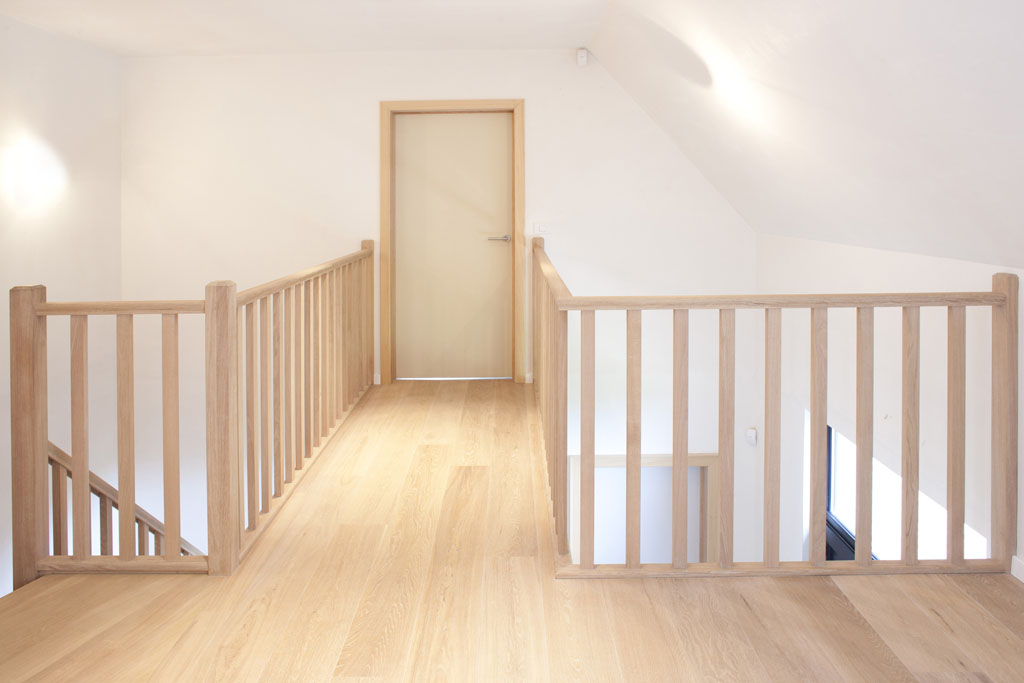 Classic closed oak quarter turn staircase