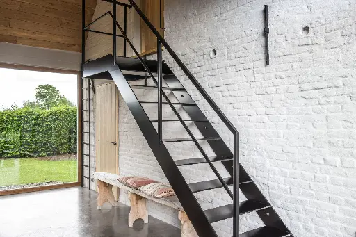Stalen, Zwartgelakte trap