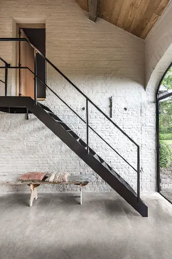 Stalen, Zwartgelakte trap