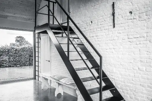 Stalen, Zwartgelakte trap