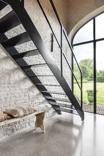 Stalen, Zwartgelakte trap