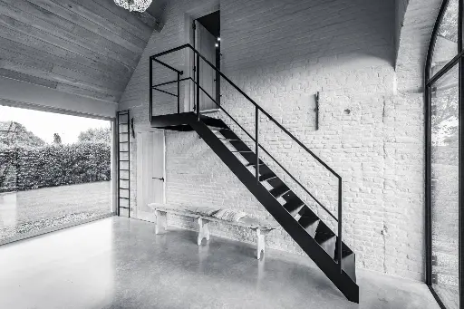 Stalen, Zwartgelakte trap