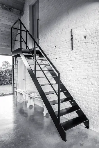 Stalen, Zwartgelakte trap