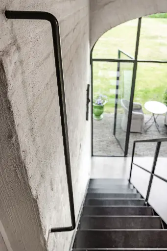 Stalen, Zwartgelakte trap