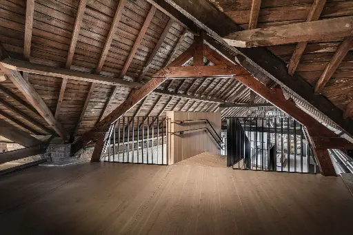 Zwevende trap in Beukenhout