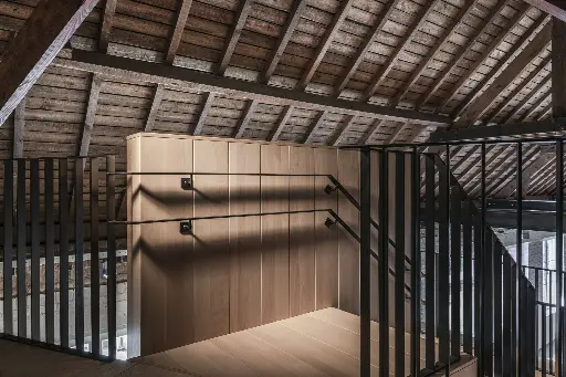Zwevende trap in Beukenhout