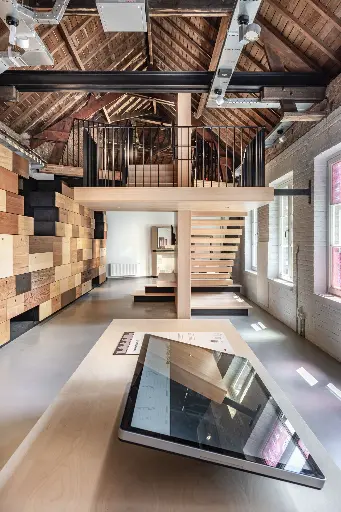 Zwevende trap in Beukenhout