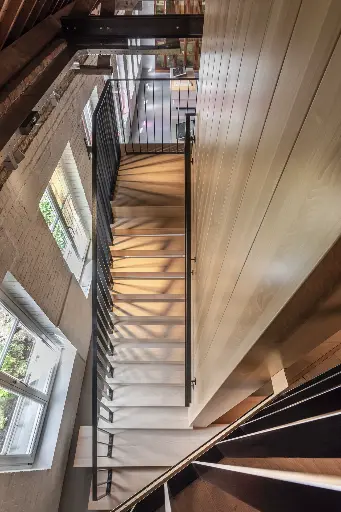 Zwevende trap in Beukenhout
