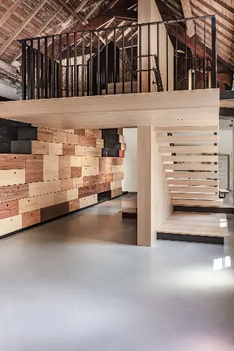 Zwevende trap in Beukenhout