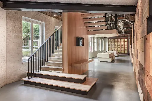 Zwevende trap in Beukenhout