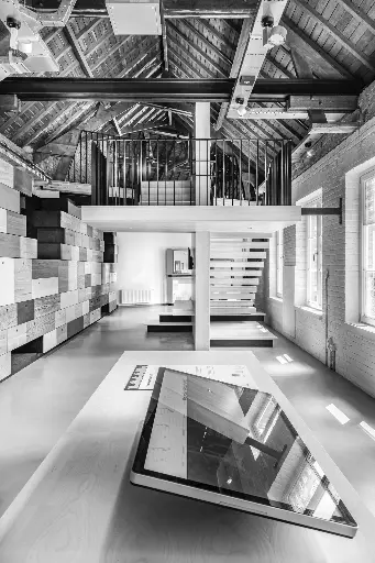 Zwevende trap in Beukenhout
