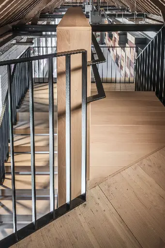 Zwevende trap in Beukenhout
