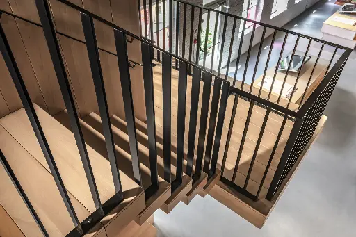 Zwevende trap in Beukenhout