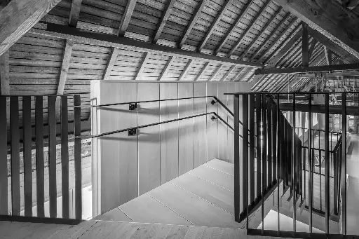 Zwevende trap in Beukenhout