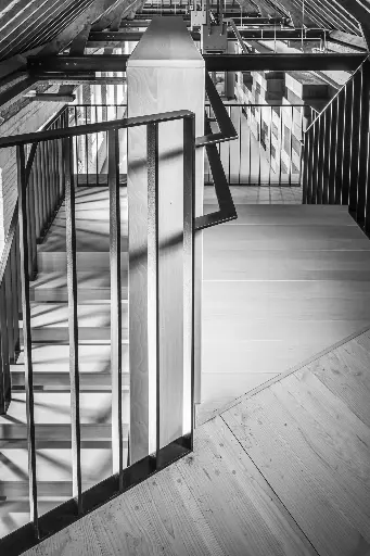 Zwevende trap in Beukenhout