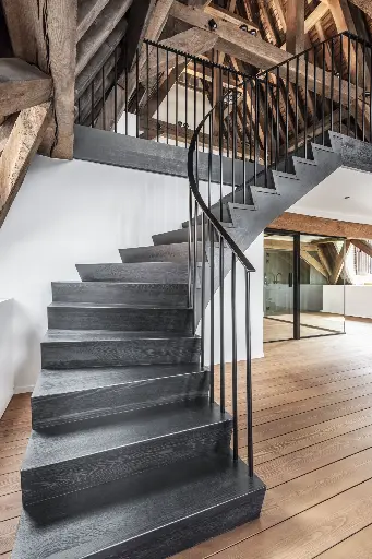 Z-trap met metalen balustrade