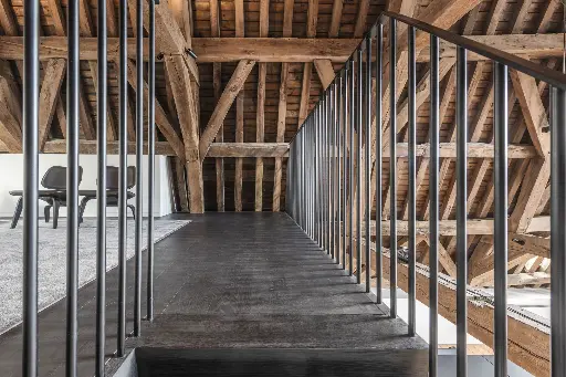 Z-trap met metalen balustrade