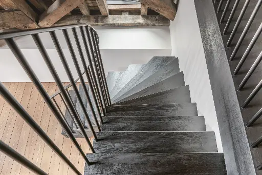 Z-trap met metalen balustrade