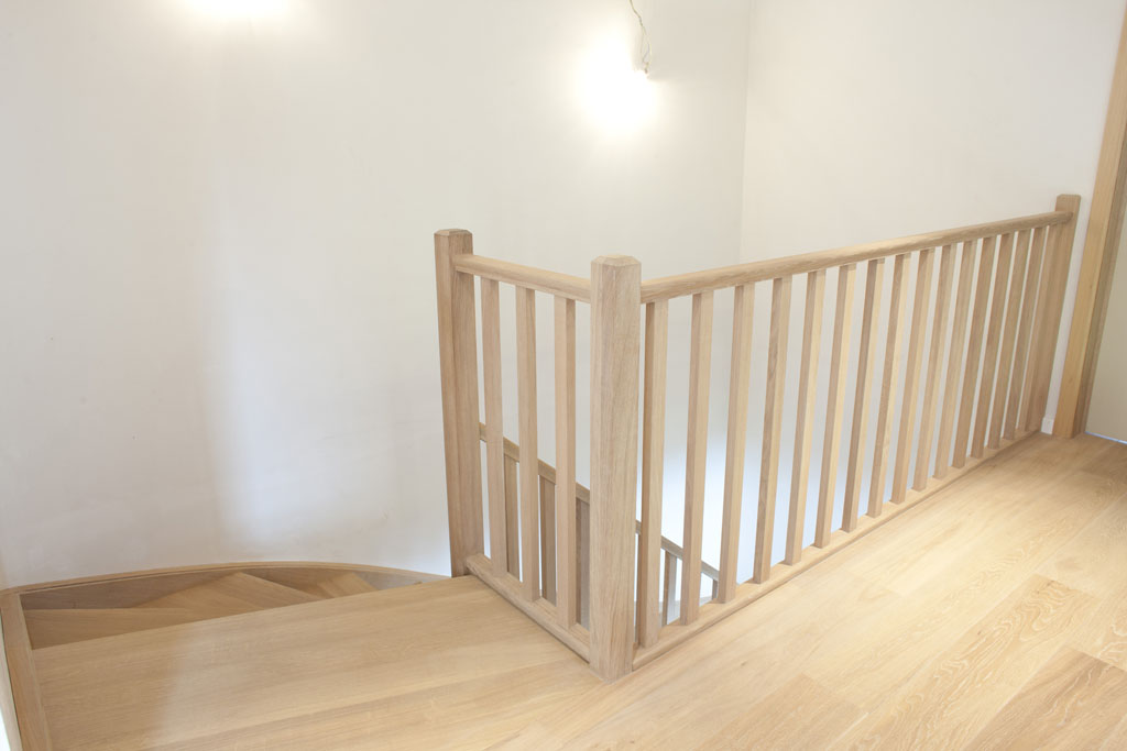 Classic closed oak quarter turn staircase