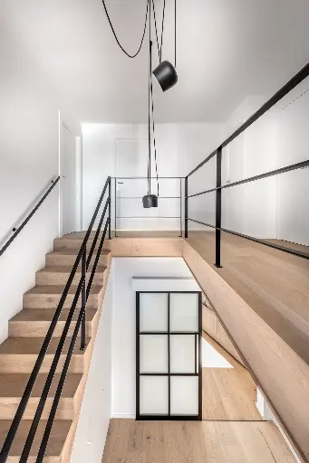 Moderne Trap met Minimalistisch Design