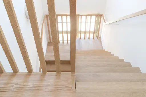 Houten Draaitrap met Verticale Spijlen