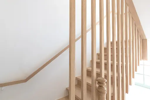 Houten Draaitrap met Verticale Spijlen