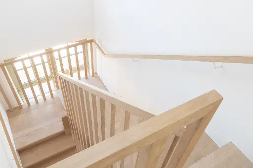 Houten Draaitrap met Verticale Spijlen