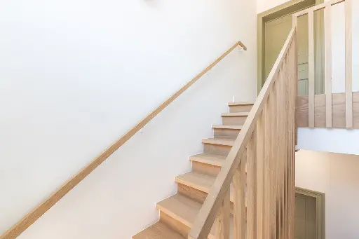 Houten Draaitrap met Verticale Spijlen