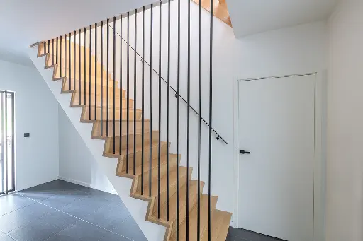 Z-trap met doorlopende balustrade