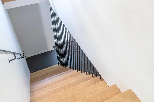 Z-trap met doorlopende balustrade