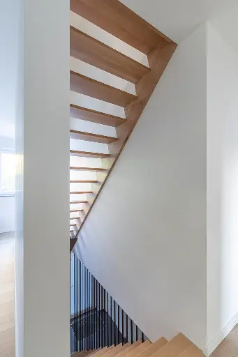 Z-trap met doorlopende balustrade