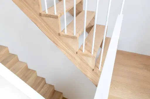 Draaitrap in Eik met Witte Spijlen