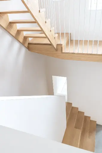 Draaitrap in Eik met Witte Spijlen