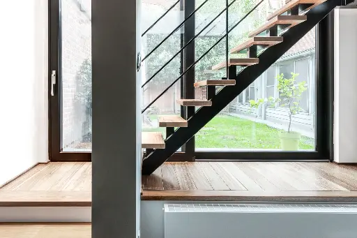 Moderne Metalen Trap met Iroko Treden
