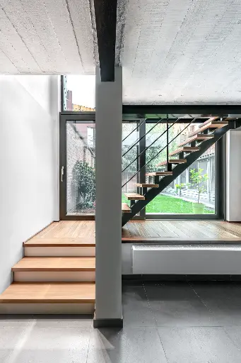 Moderne Metalen Trap met Iroko Treden