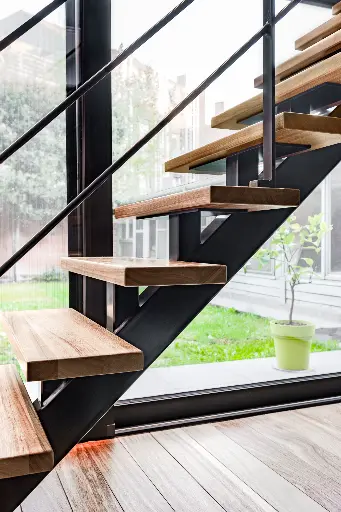 Moderne Metalen Trap met Iroko Treden