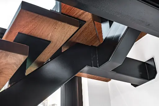 Moderne Metalen Trap met Iroko Treden