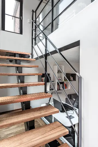 Moderne Metalen Trap met Iroko Treden