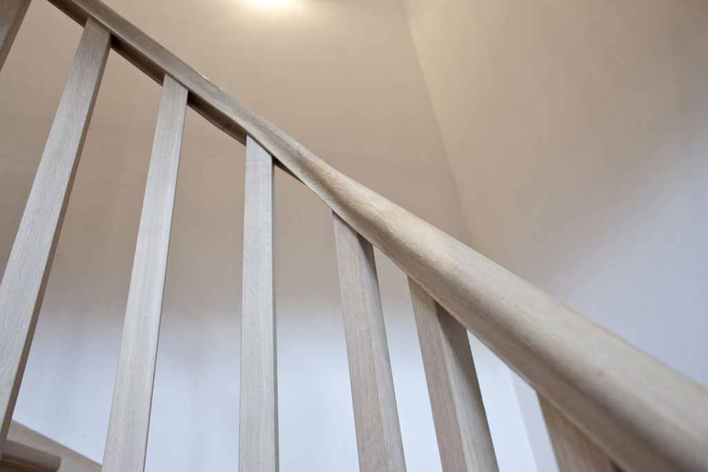 Klassieke gesloten eiken kwardraaitrap