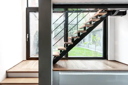 Moderne Metalen Trap met Iroko Treden